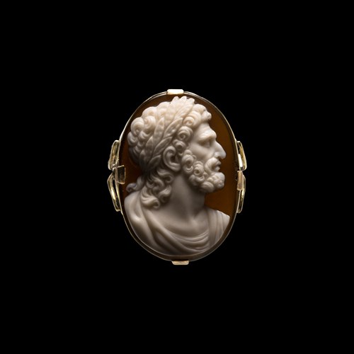 A Grand Tour gold ring set with a sardonyx cameo. Bust of Zeus.